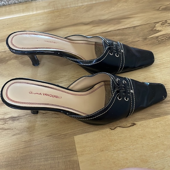 Pointed Toe Heels - Picture 3 of 4